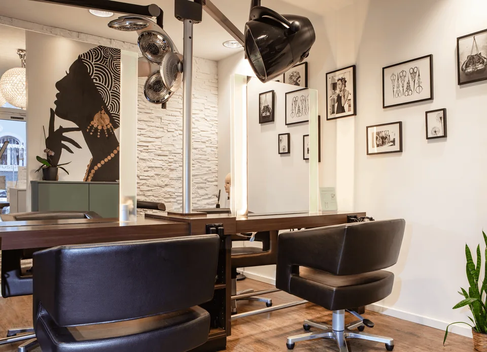 Blick in den Salon in der Darmstädter Straße 11