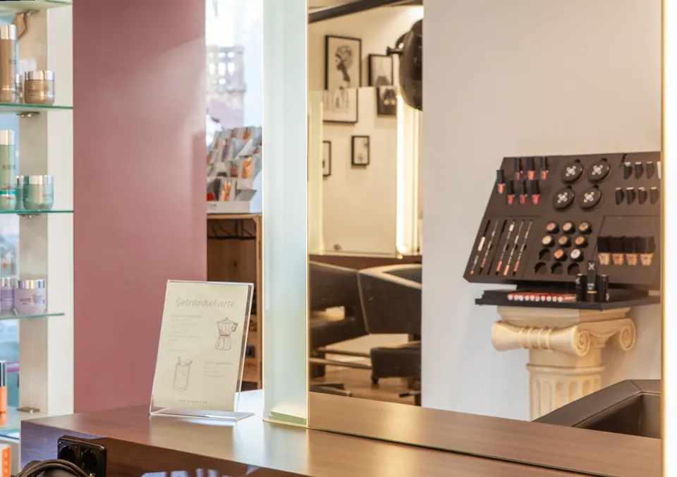 Spiegelplatz und Produktauswahl im Salon – Hair Atelier Offenbach Süd-West