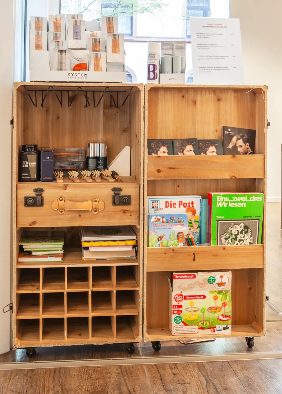 Regal mit Pflegeprodukten – Hair Atelier Offenbach Süd-West