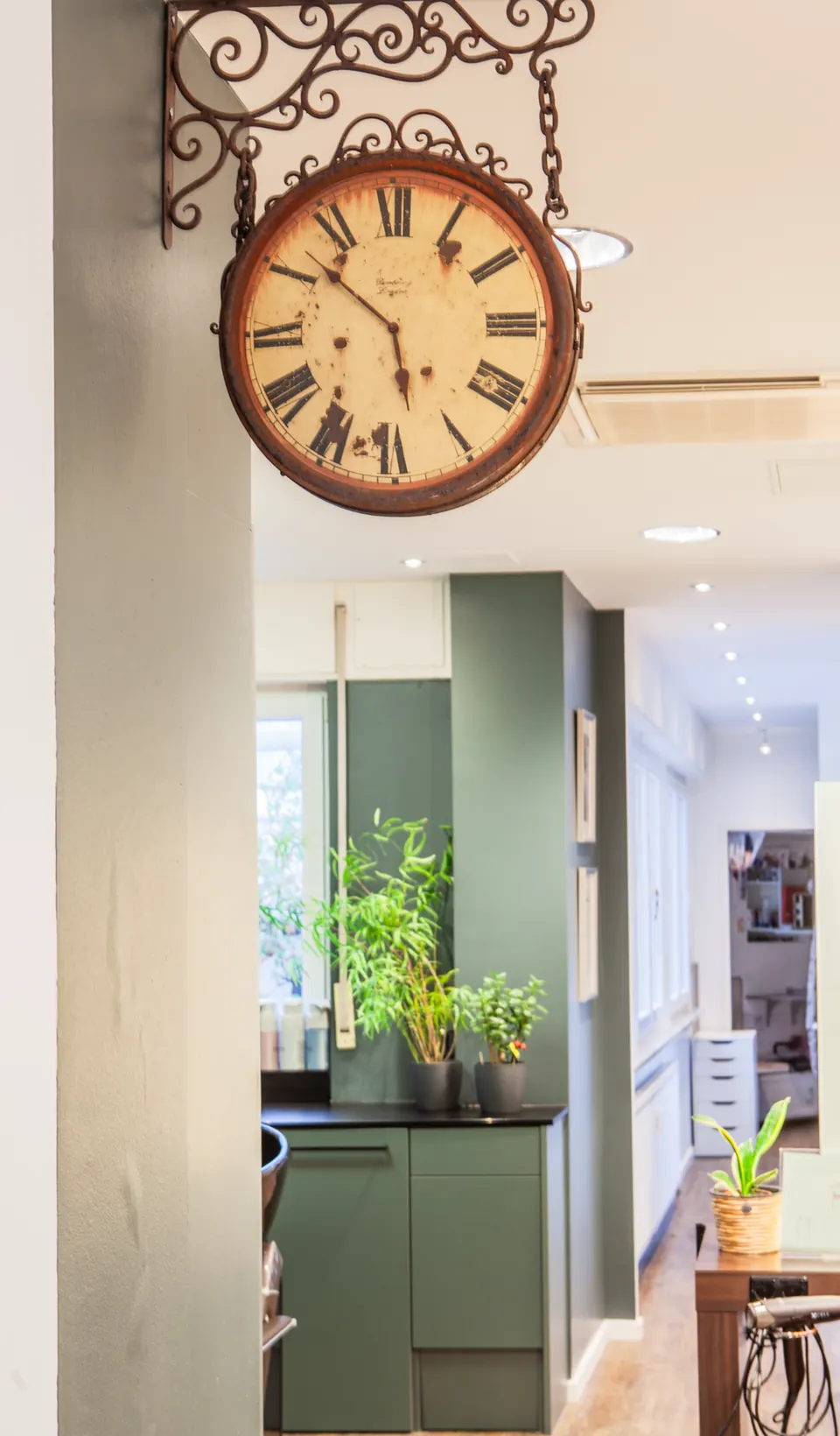 Dekorative Uhr und Blick in den Salon – Hair Atelier Offenbach Süd-West